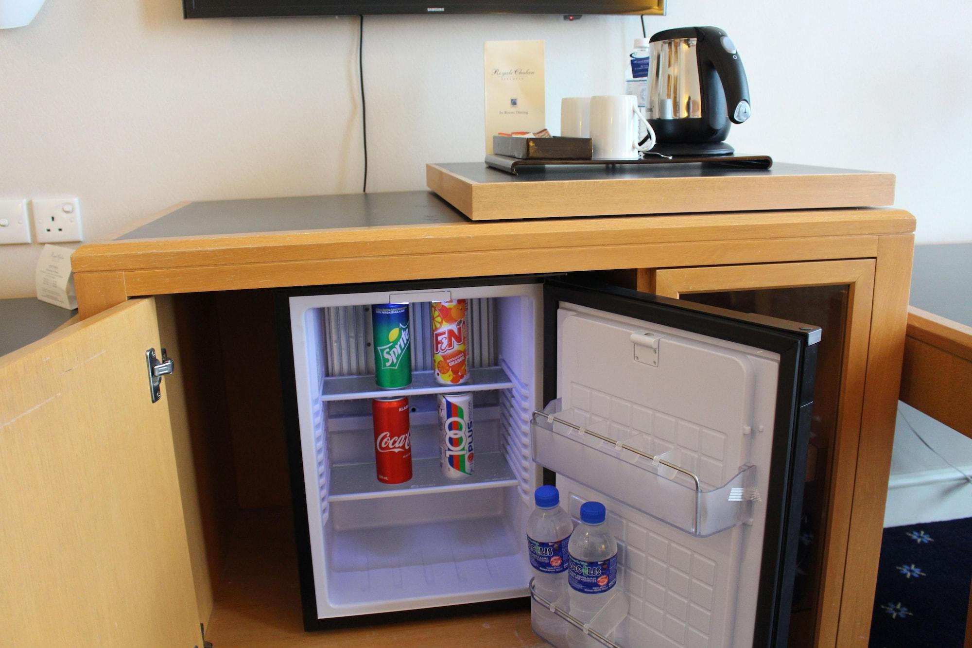 Royale Chulan Seremban Exterior foto A mini-refrigerator in a hotel room