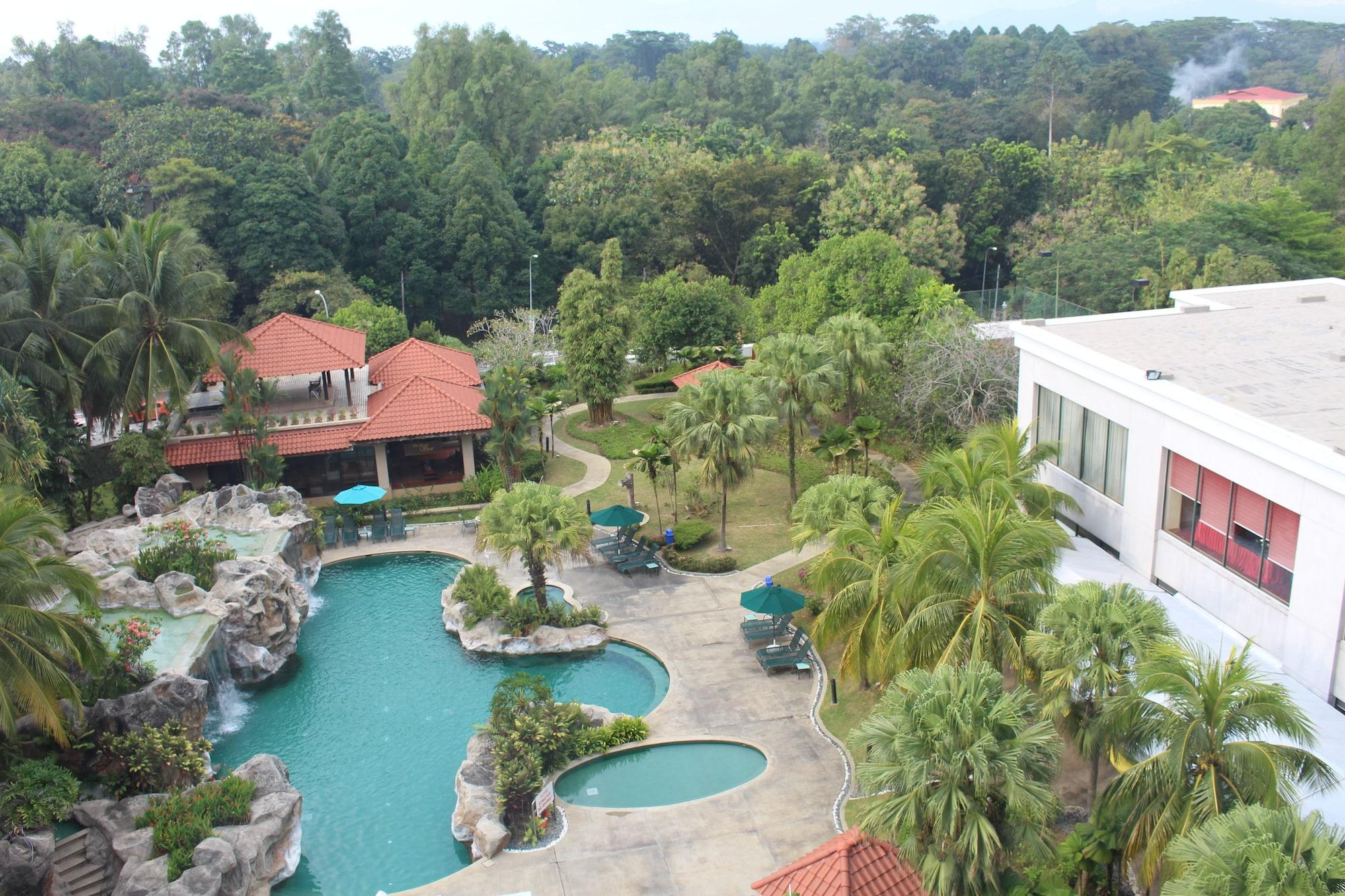 Royale Chulan Seremban Exterior foto The swimming pool at the resort