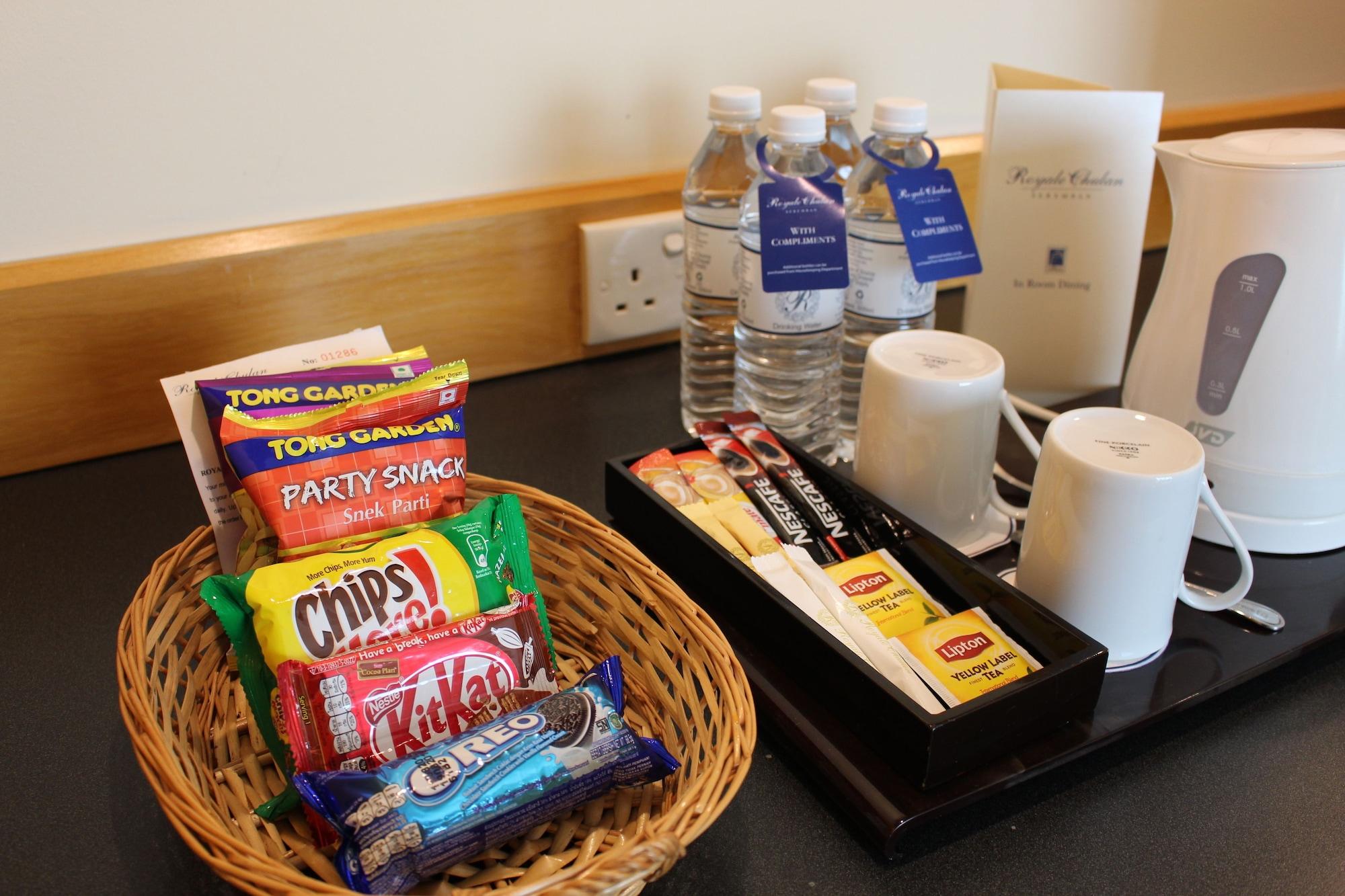 Royale Chulan Seremban Exterior foto A selection of snacks and bottled water in a hotel room