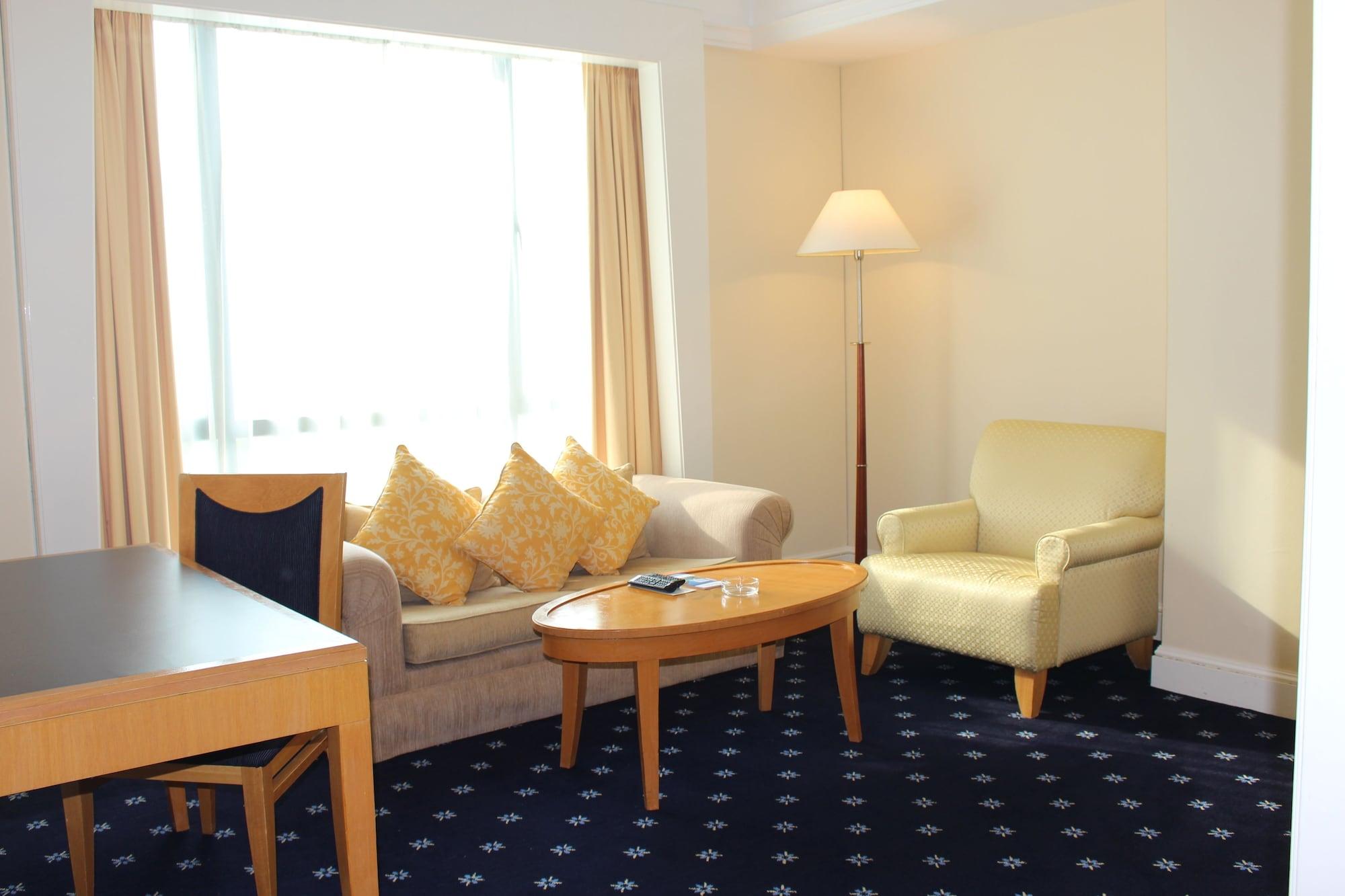Royale Chulan Seremban Exterior foto A living room in a hotel suite