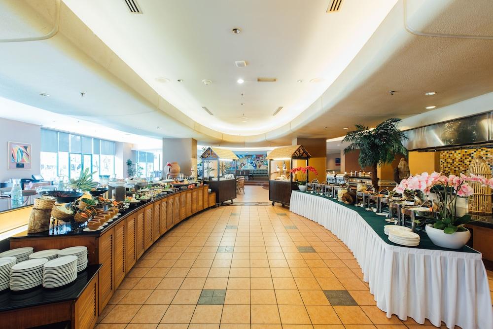 Royale Chulan Seremban Exterior foto The buffet at the 360 Restaurant
