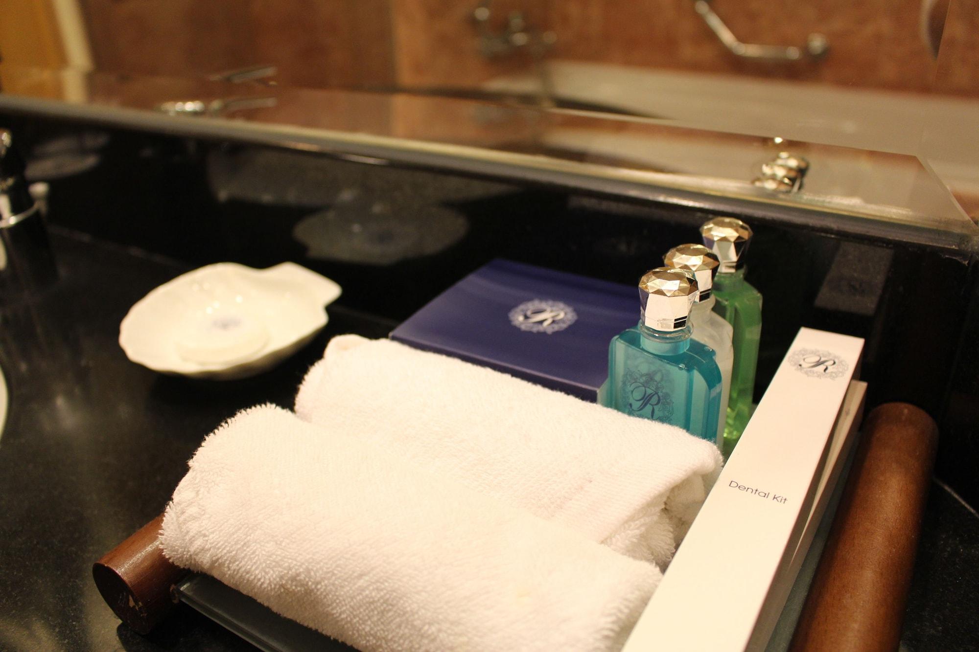 Royale Chulan Seremban Exterior foto A guest bathroom in a hotel