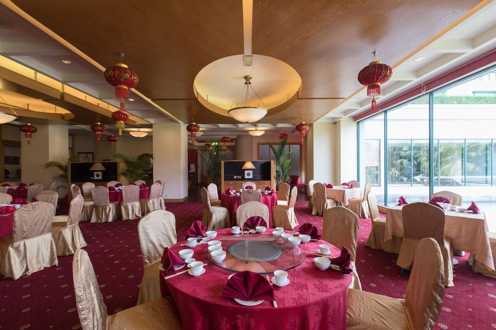 Royale Chulan Seremban Exterior foto A restaurant in a hotel