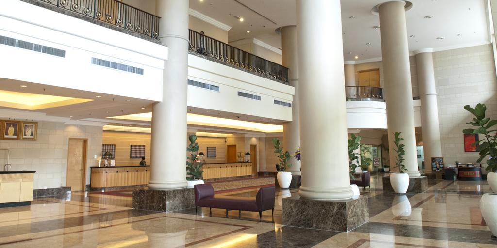Royale Chulan Seremban Exterior foto The lobby of the hotel