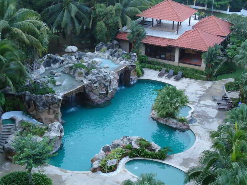Royale Chulan Seremban Exterior foto The pool at the Royal Thai Country Club