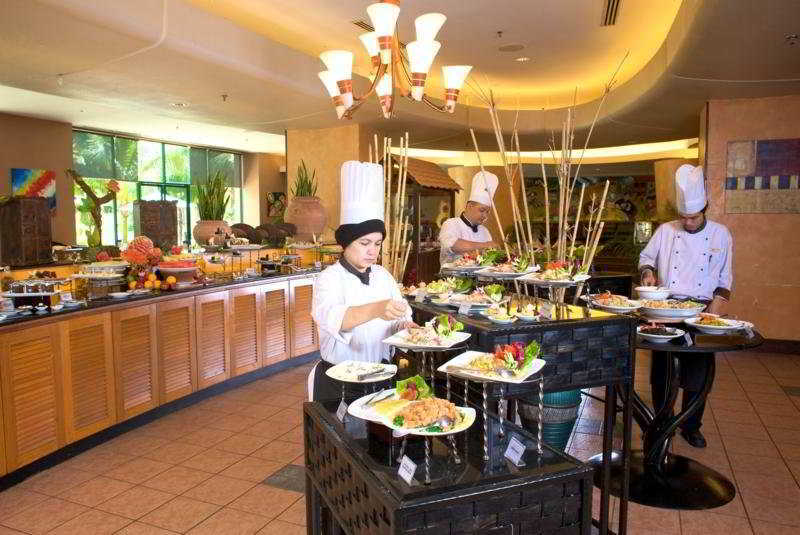 Royale Chulan Seremban Exterior foto A buffet at a hotel