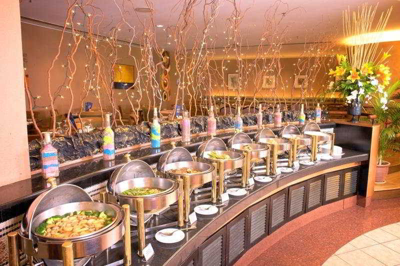 Royale Chulan Seremban Exterior foto A buffet at a hotel