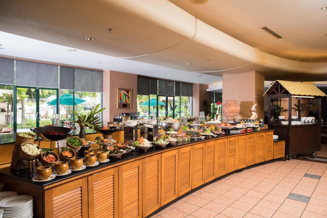 Royale Chulan Seremban Exterior foto A buffet at a hotel